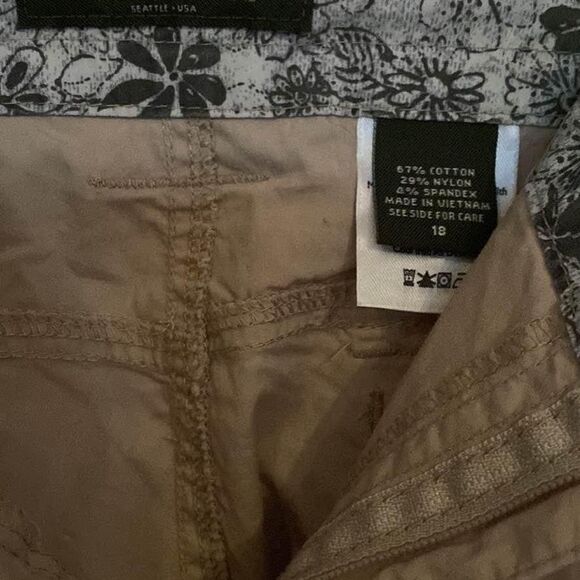 Eddie Bauer Capri pants Color tan size 18 like new - Picture 3 of 5